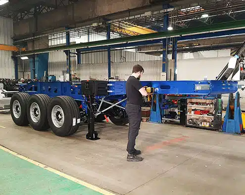 ダンプトラックのシャーシおよび銘板への刻印